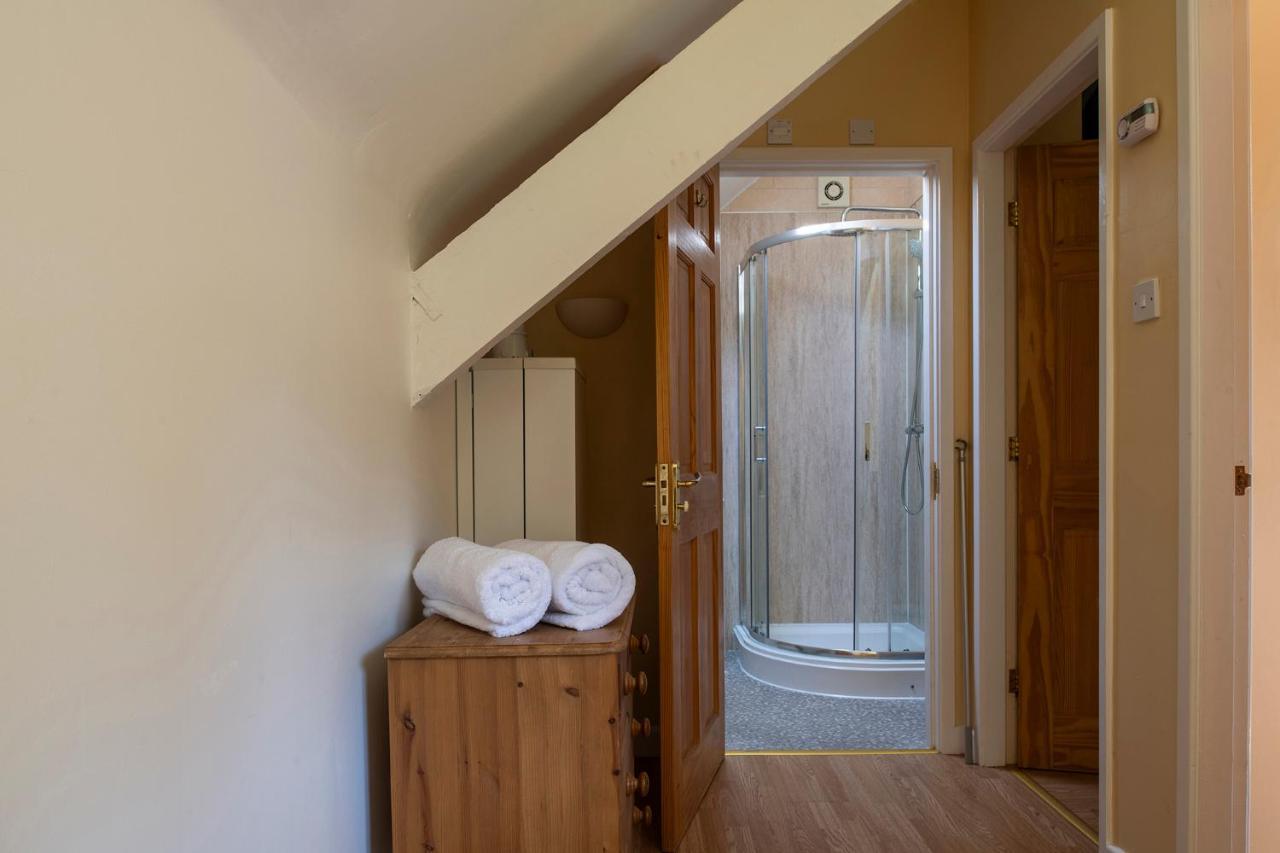 The Coachhouse - Cottage With Private Hot Tub Colwyn Bay Exterior photo